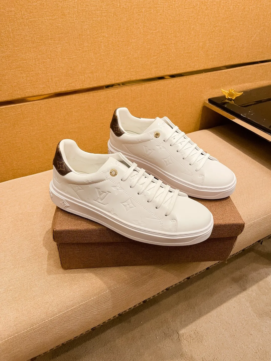 🚘🚘Factory batch 380💰[LV]🔥 Louis Vuitton high-end men's shoes brand official website 1:1 latest masterpiece: the upper is made of first-layer cowhide imported from Italy with a comfortable and breathable lining➕original non-slip and wear-resistant outsole🔥, making walking more convenient and comfortable! An exclusive new model, a stunning work, a beautiful 1:1 replica [color] compared to the official quality! Create a fashionable personality to set off your uniqueness! A must-have for trendy men! Classic 🔥Size: 38-44 Color: 🔥 2⃣️colors available🔥.